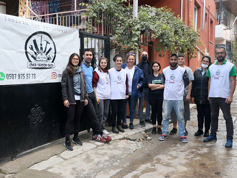 İzmir'de Depremin Buluşturduğu Gönüllüler İyilik Hareketinden Vazgeçmedi