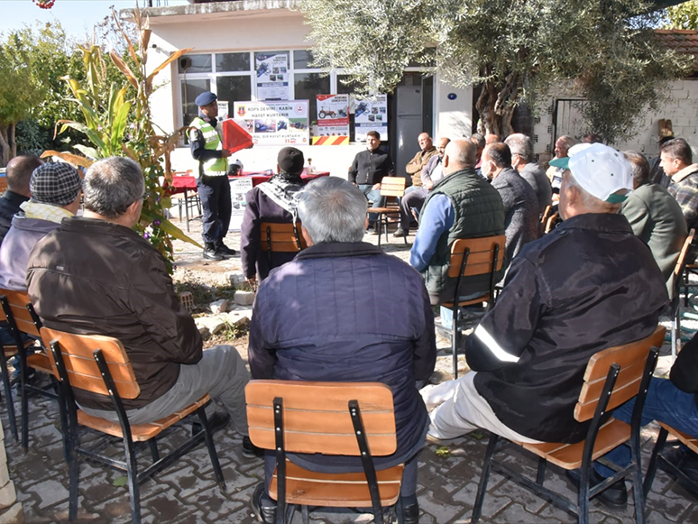 Torbalı'da Jandarma, Traktör Sürücülerine Eğitim Verdi