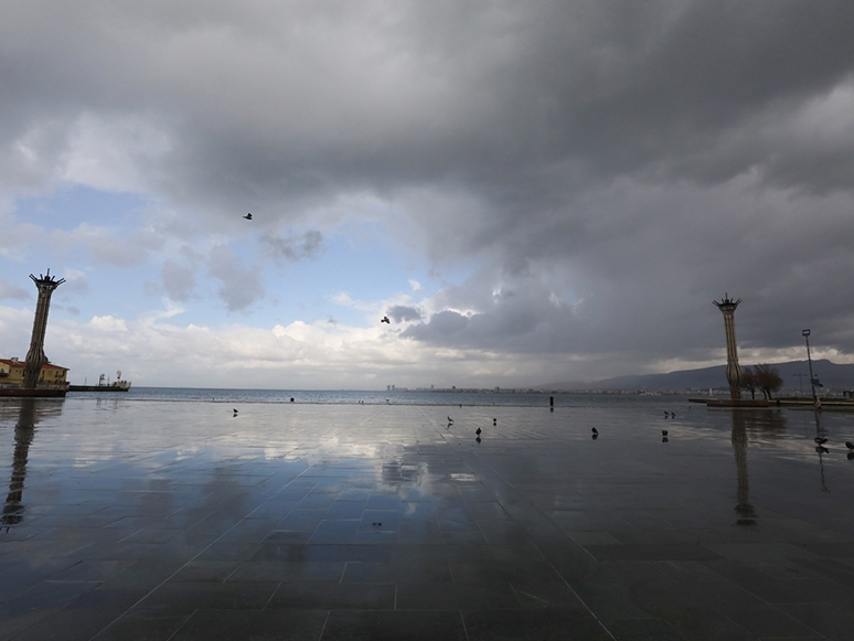 İzmir'de Sokaklar Kısıtlamayla Issızlaştı