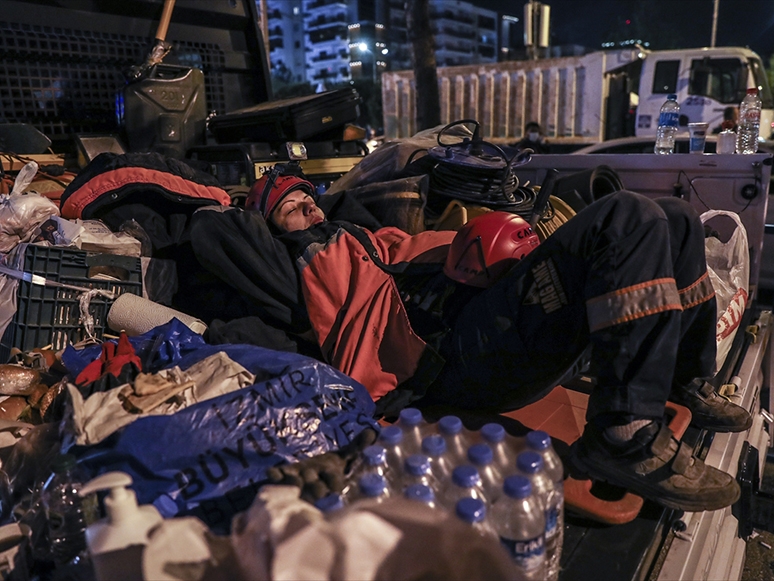 İzmir Depreminde Arama Kurtarma Ekiplerinin Zorlu Mesaisi