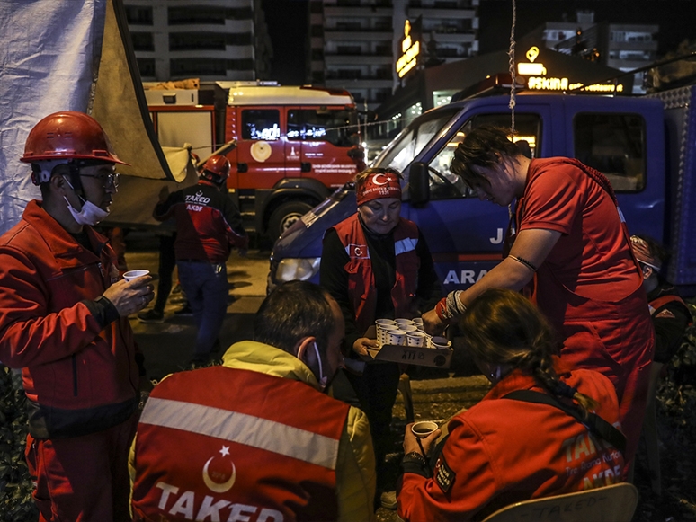 İzmir Depreminde Arama Kurtarma Ekiplerinin Zorlu Mesaisi