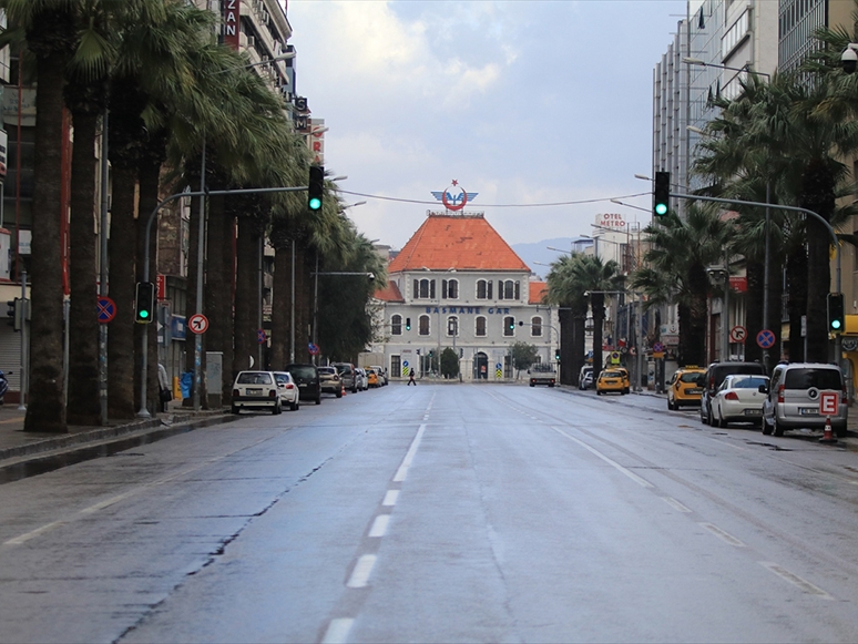 İzmir'de Sokaklar Kısıtlamayla Issızlaştı