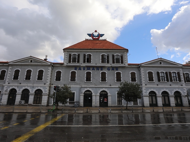 İzmir'de Sokaklar Kısıtlamayla Issızlaştı