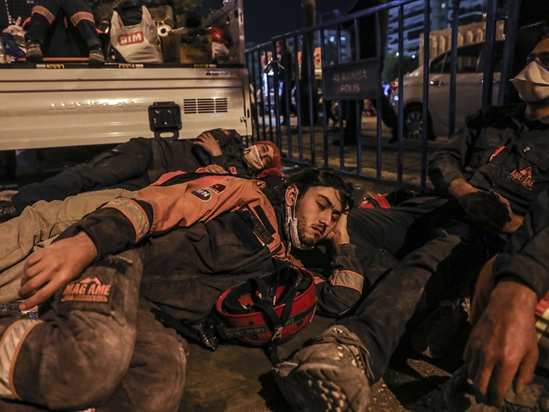 İzmir Depreminde Arama Kurtarma Ekiplerinin Zorlu Mesaisi