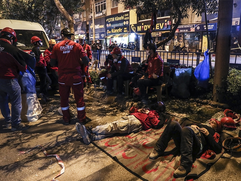 İzmir Depreminde Arama Kurtarma Ekiplerinin Zorlu Mesaisi