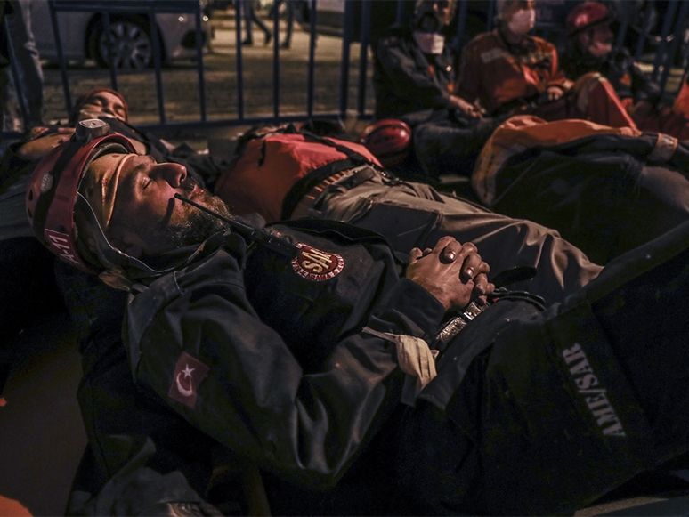 İzmir Depreminde Arama Kurtarma Ekiplerinin Zorlu Mesaisi