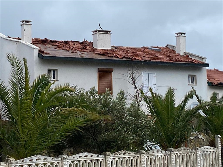 Çeşme'de Oluşan Hortum Bazı Evlerin Çatılarına Zarar Verdi