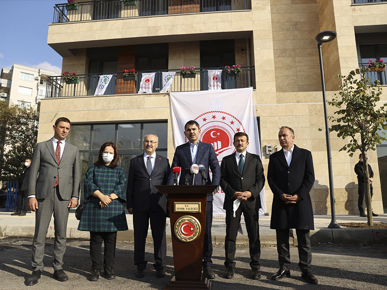 Bakan Kurum, İzmir'de Depremzedeler İçin Yapılan Konutları İnceledi