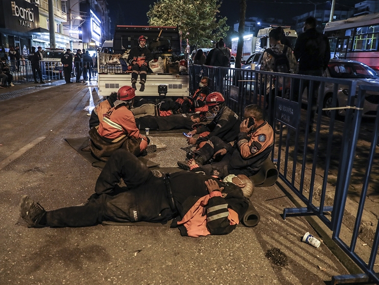 İzmir Depreminde Arama Kurtarma Ekiplerinin Zorlu Mesaisi